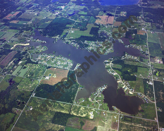 Aerial image of [4252] Loch Erin Lake in Lenawee, MI with No frame