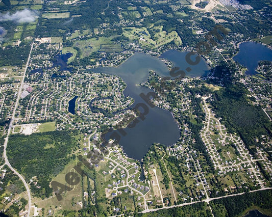 Aerial image of [4685] Duck Lake in Oakland, MI with No frame