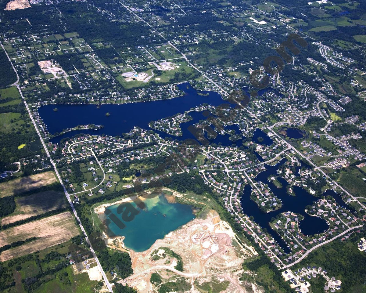 Aerial image of [4689] Lake Sherwood in Oakland, MI with No frame