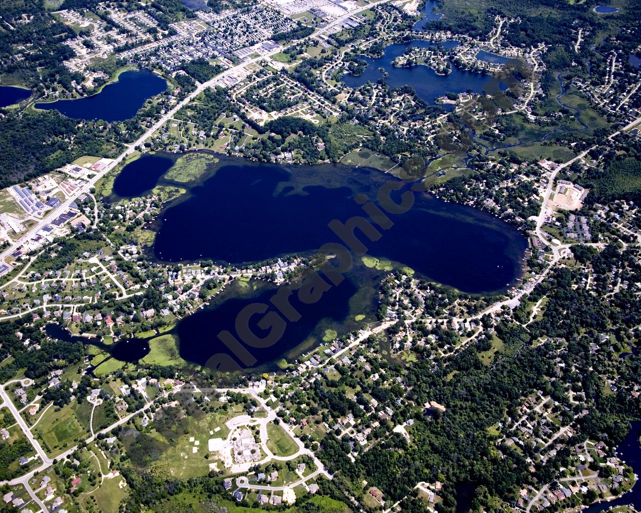 Aerial image of [4706] Oxbow Lake in Oakland, MI with No frame