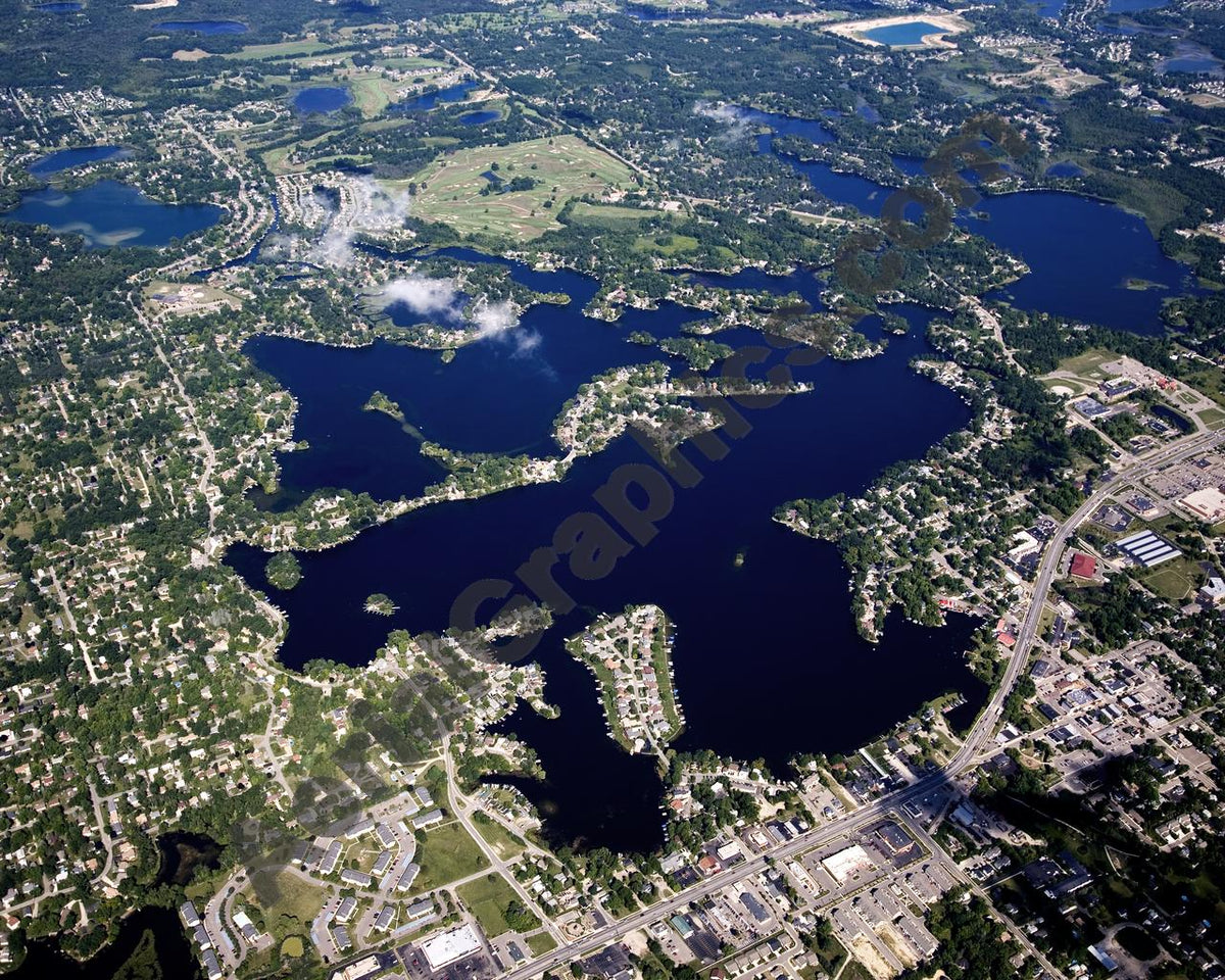 Aerial image of [4716] Lake Orion in Oakland, MI with No frame