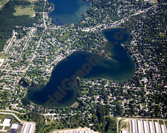 Aerial image of [4965] Williams Lake in Oakland, MI with No frame