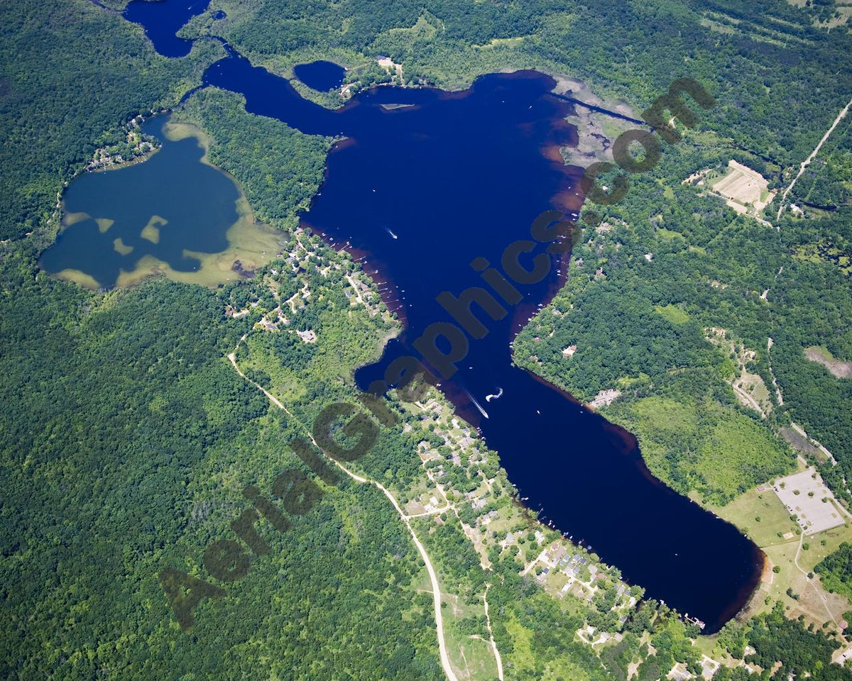 Aerial image of [4991] Halfmoon Lake And Blind Lake in Livingston, MI with No frame