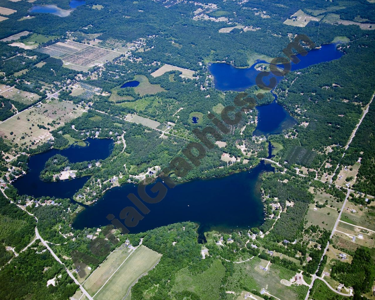 Aerial image of [5015] Horseshoe Lake and Woodbeck Lake in Kent, MI with No frame