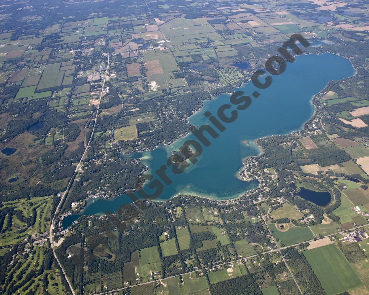 Aerial image of [5103] Gull Lake in Kalamazoo, MI with No frame