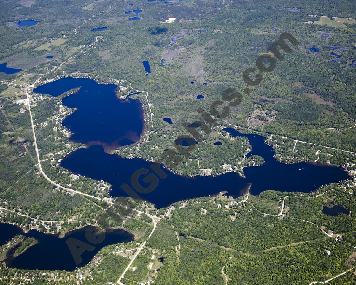 Aerial image of [553] Minnow Lake in Oakland, MI with No frame