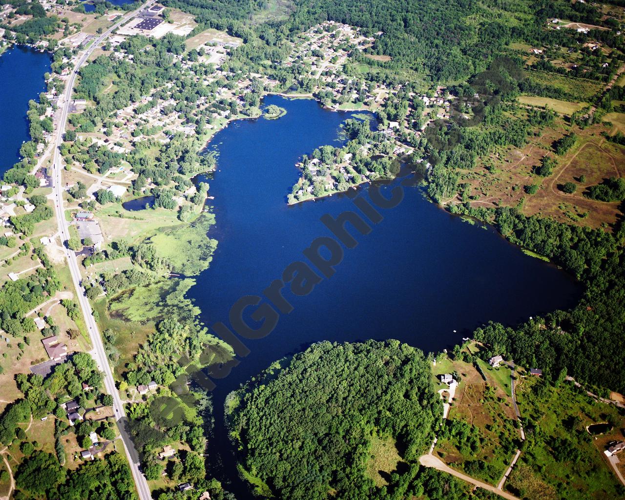 Aerial image of [5850] Lake Louise in Oakland, MI with No frame