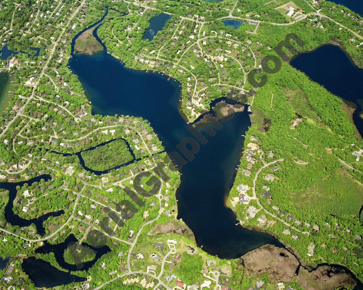 Aerial image of [5864] Upper Long Lake in Oakland, MI with No frame