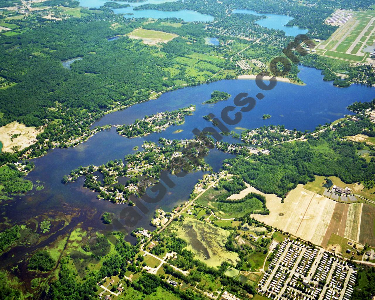 Aerial image of [5922] PONTIAC LAKE in OAKLAND, MI with No frame