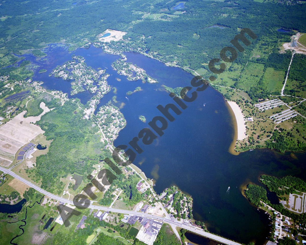 Aerial image of [5925] PONTIAC LAKE LOOKING NORTH in OAKLAND, MI with No frame