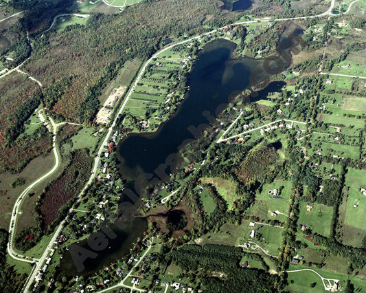 Aerial image of [855] Whipple Lake in Oakland, MI with No frame
